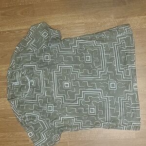 Geometric print tee olive green